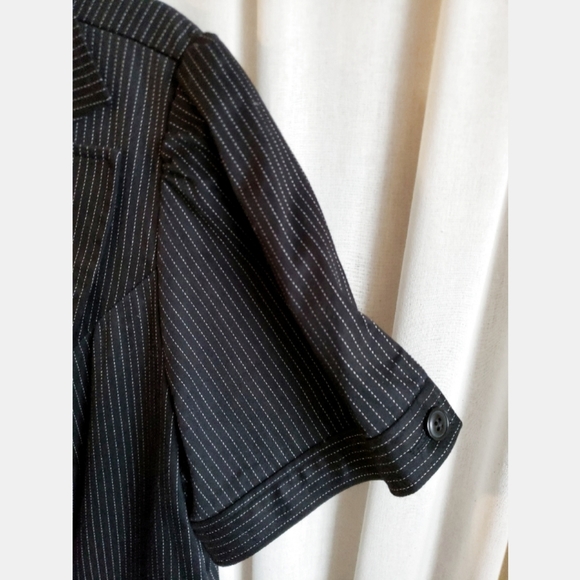1 Torrid pinstripe short sleeve fitted blazer size 1 - Picture 4 of 6
